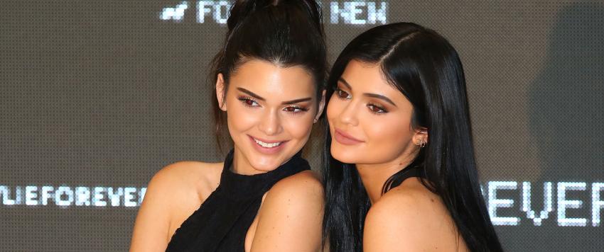 كايلي جينر تحتفل بتعاونها مع كيندال في مجموعة مكياج جديدة بطريقة خاصة (بالصور)