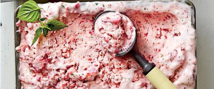 طريقة عمل آيس كريم الفراولة والريحان