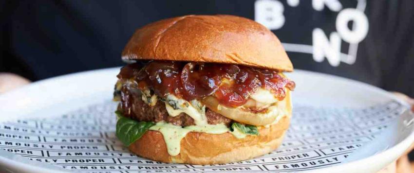 طريقة عمل برغر بالجبن الأزرق والجوز