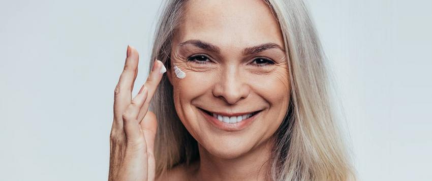 أزيلي علامات الشيخوخة من بشرتك