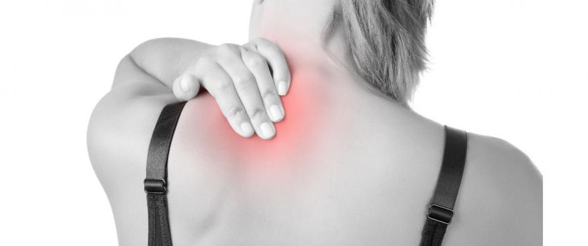 تعرف على الأسباب الأكثر شيوعاً لألام منتصف الظهر بين الكتفين