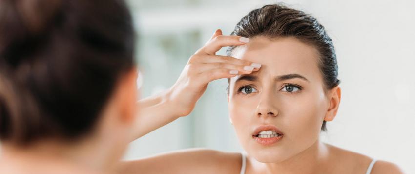 لهذه الأسباب تظهر الحبوب في حاجبيك