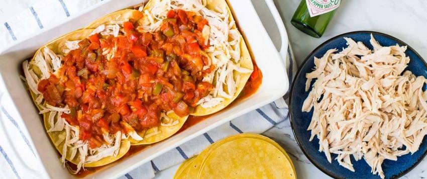 صينية خبز التورتيلا بالدجاج والجبن