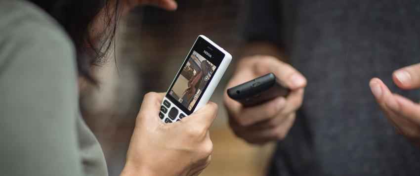 مشاهير من هوليوود قرروا التخلي عن الهواتف المحمولة