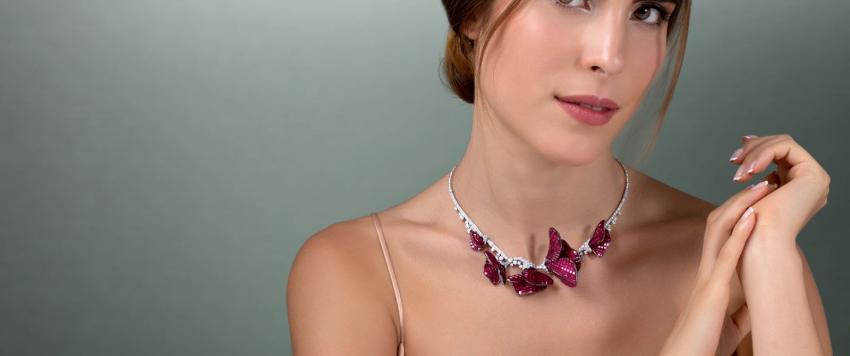 اكملي إطلالتك بمجوهرات الفلورال الأنيقة... شاهدي