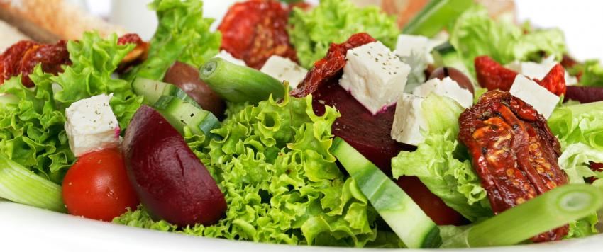 طريقة إعداد سلطة الخضار وجبن الحلوم