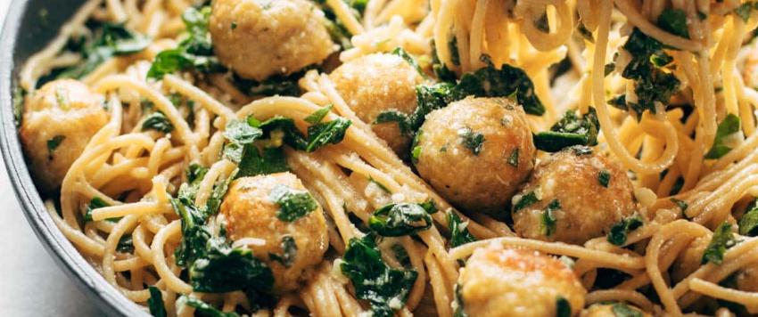 باستا مع كرات الدجاج والجبن