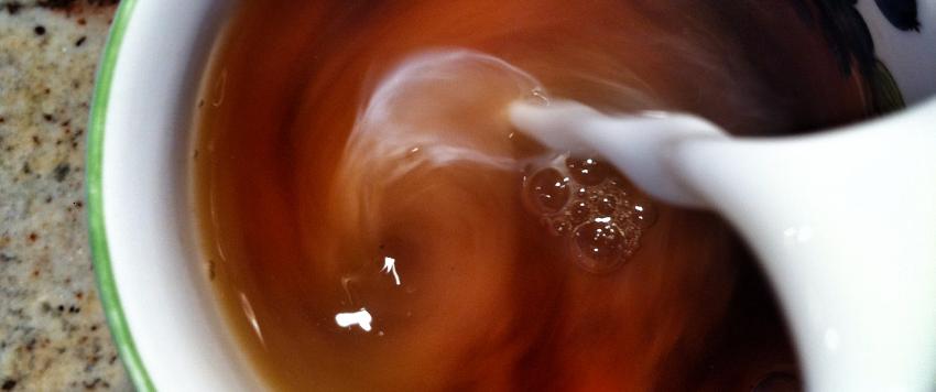 مشروبات الشتاء الدافئة..هل شرب الشاي بالحليب مفيد للجسم وما هي تأثيراته؟ 