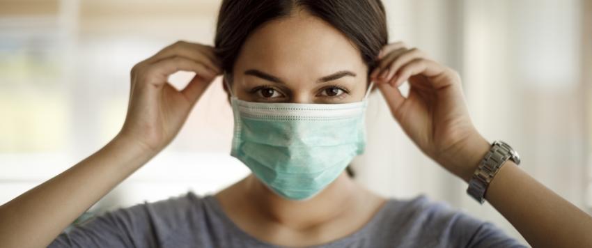 قناع الوجه يؤذي أذنيكِ .. إليك 5 تسريحات تخلصك من هذه المشكلة (فيديو وصور)