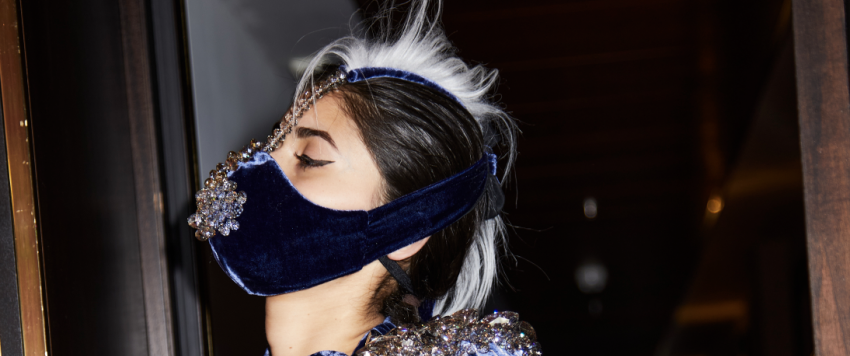 "رونالد فان دير كيمب" يصمم مجموعة مميزة من أقنعة الوجه بهدف دعم "مؤسسة اللاجئين" في هولندا