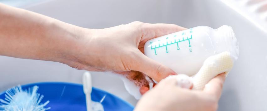 تعرفي الطرق الصحيحة لتعقيم الرضاعات البلاستيك