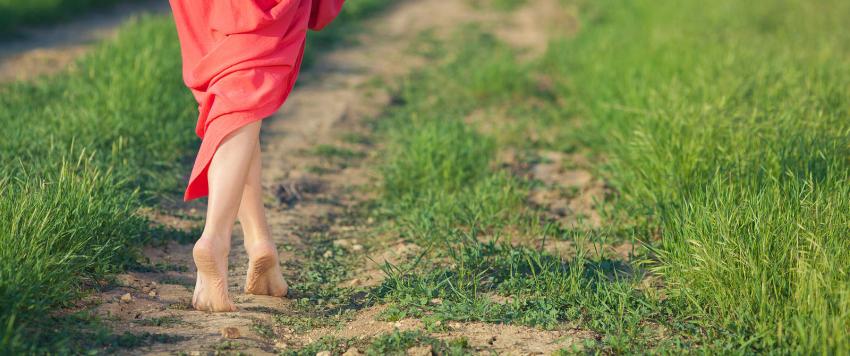 تعرف على الفوائد الصحية للمشي حافي القدمين؟