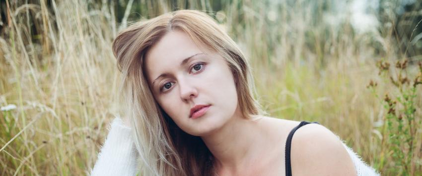 فتاة دون مكياج