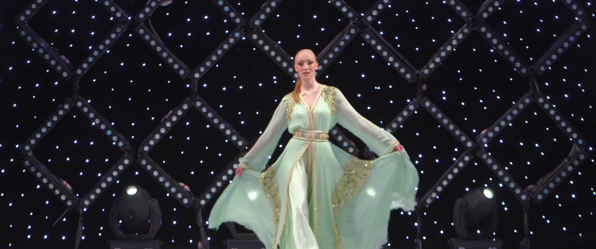 استوحي إطلالتك الرمضانية من أشهر مدونات الموضة..عبايات بألوان جريئة