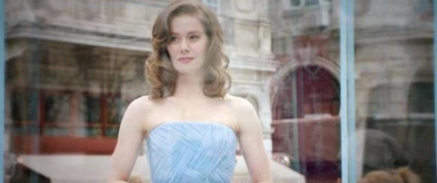 فتاة النافذة