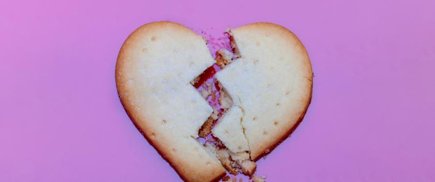 13علامة على أنك تواعدين رجلاً سيحطم قلبك..يغازل النساء علنًا!