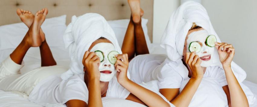 إليك 3 أقنعة منزلية لتقليل انتفاخات والتهابات تحت العين