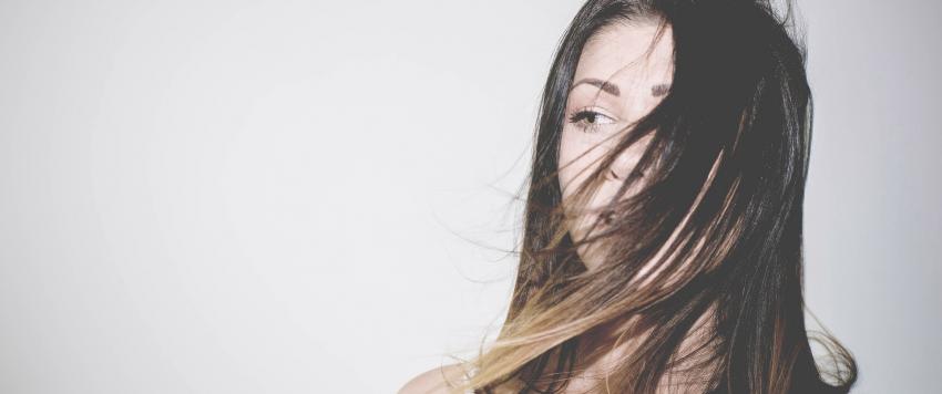 فوائد سيروم الشعر وأثاره الجانبية والفرق بينه وبين زيت الشعر