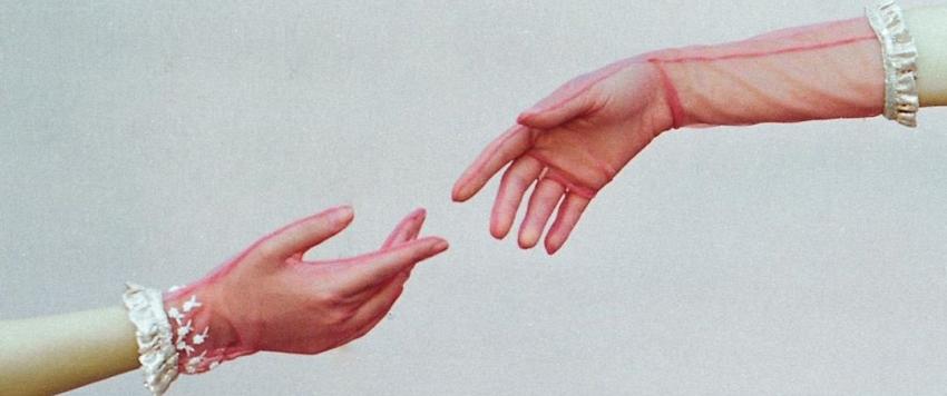 كيف ترتدين القفازات على طريقة المصممة السعودية آلاء بلخي