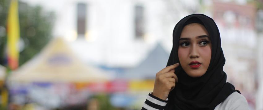 فتاة بالحجاب