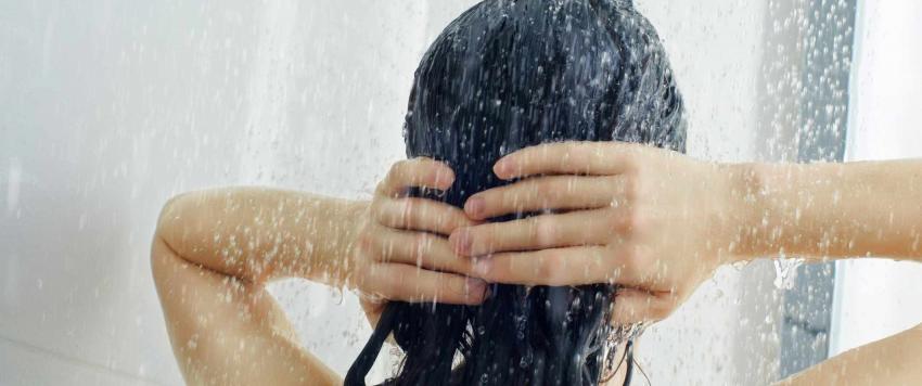 طرق سهلة لغسل الشعر بدون شامبو