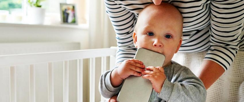 لماذا يضع طفلك كل شيء في فمه وكيف تمنعين هذه العادة؟