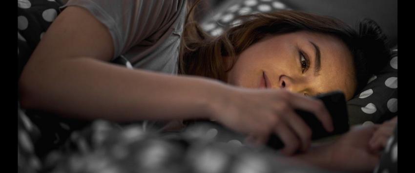 أنت لا تعلم ماذا يفعل بكَ تصفّح "الفيسبوك" قبل النوم!