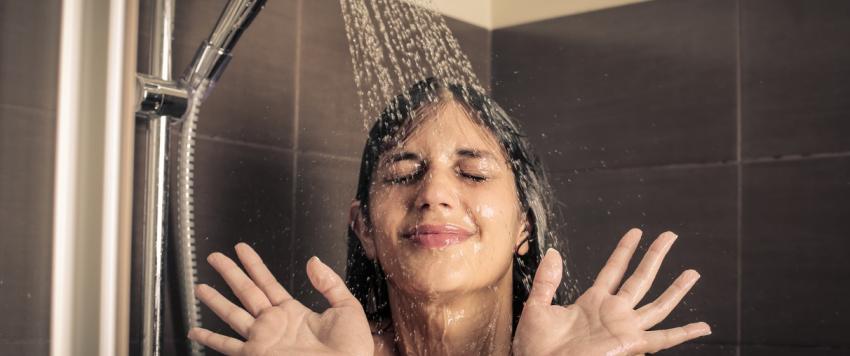 لهذه الأسباب لا تغسلي وجهك أثناء الاستحمام