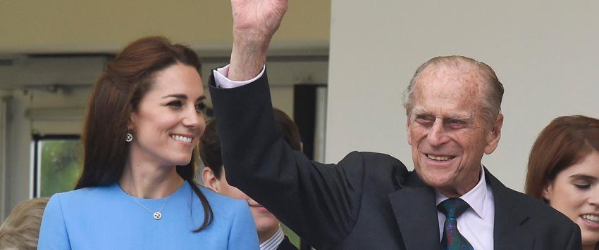 كيت ميدلتون بإطلالة حداد أنيقة..فما قصة العقد الذي ارتدته