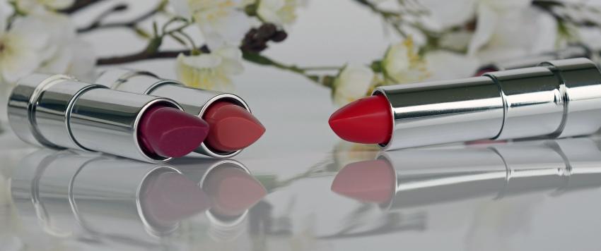 شركة مستحضرات تجميل تطلق أحمر شفاه جديد وتتبرع بالأرباح للحركات النسائية