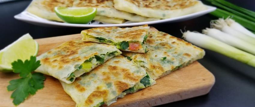 مطبق بالبيض والكراث بدون لحم