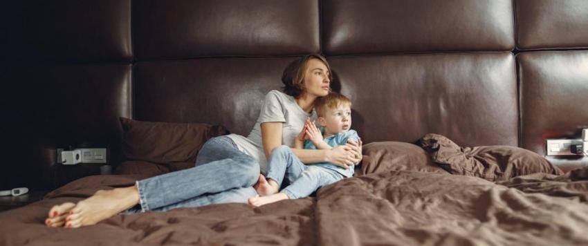 كيف تتعاملين مع تبليل طفلك للفراش بشكل صحيح؟