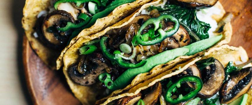 التاكو بمشروم البورتبيللو وصوص الهريسة الحار