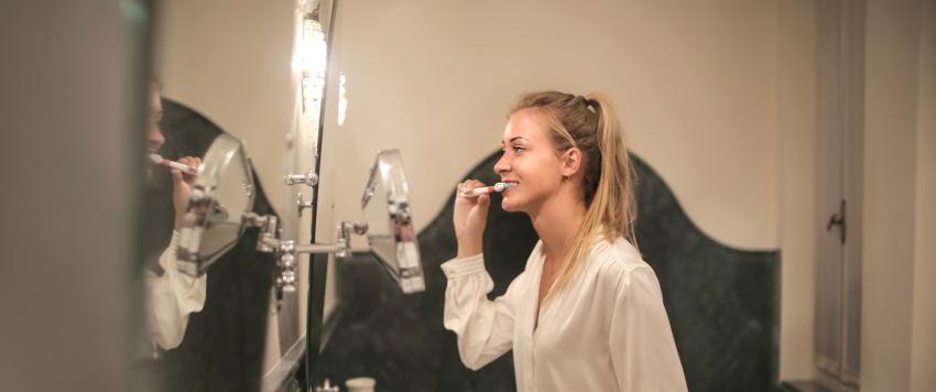 أسرع طريقة لتبييض الأسنان الصفراء