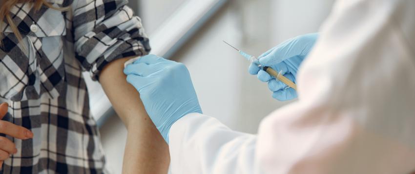 لماذا تؤخذ لقاحات كورونا على جرعتين؟