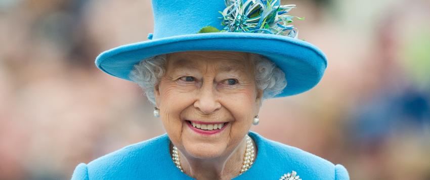 إليكِ ما تحتويه حقيبة اليد الخاصة بالملكة إليزابيث