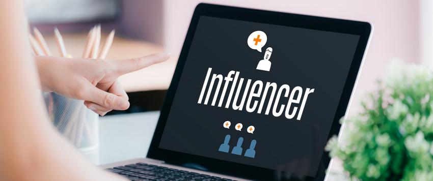 المؤثر المُزيَّف