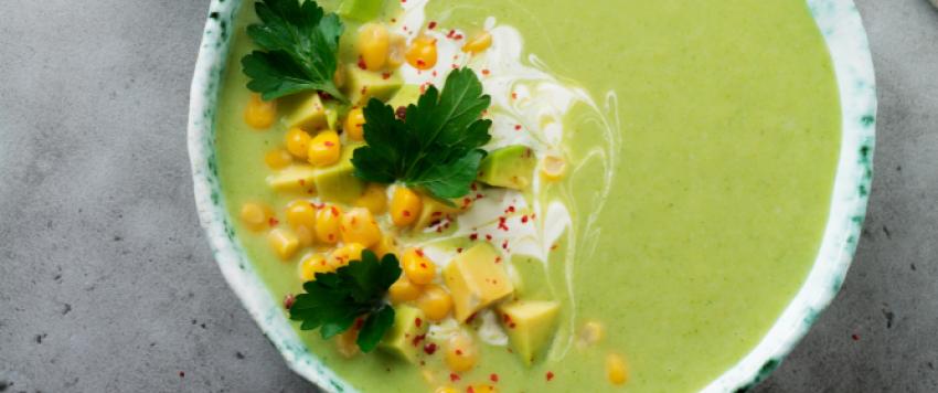حساء الذرة مع الأفوكادو