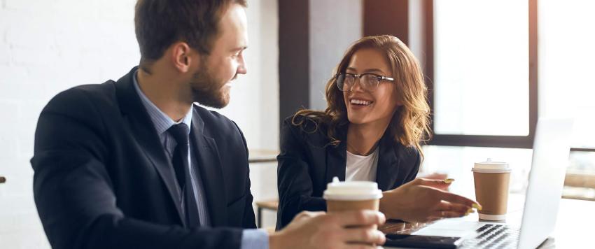 هل زميلك في العمل معجب بكِ