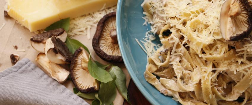 معكرونة بجبن البارميزان والفطر