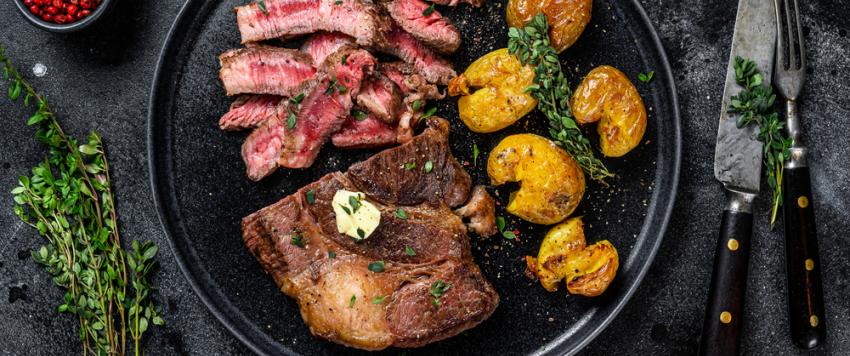 شرائح اللحم بالزعتر والبطاطس