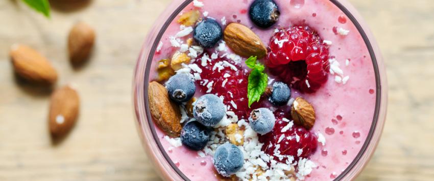 السموثي التوت البري والكاجو