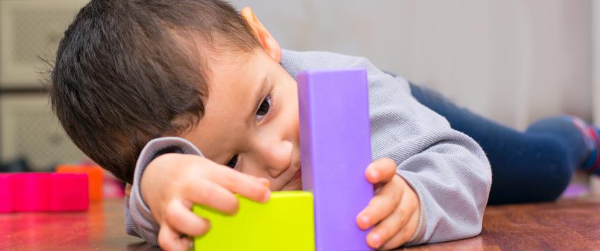 التوحد عند الأطفال: الأسباب، الأعراض، العلاج