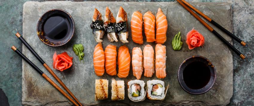 السوشي بسمك السالمون