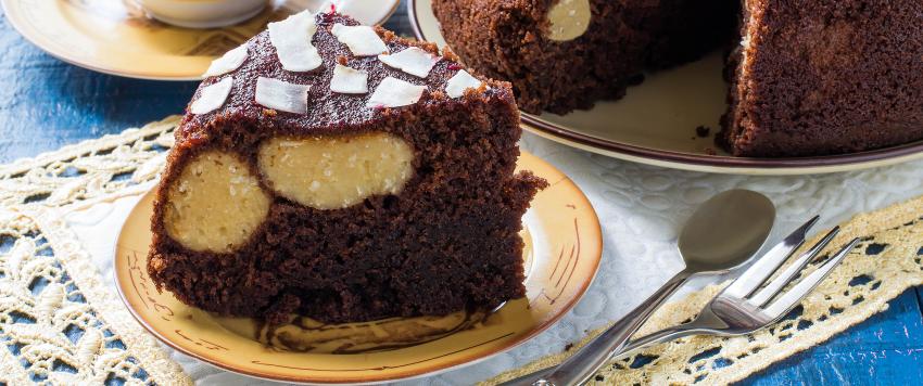 كيكة الشوكولاته مع كرات جوز الهند