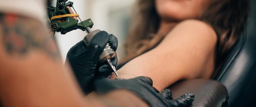 عارضة أسترالية تطبق 100 وشم على جسدها وعينها (صور)