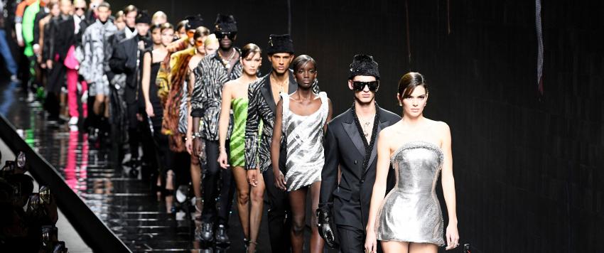 المصمم الكندي "جايسون وو" يستعرض مجموعته الجديدة في البقالة وبين الورود