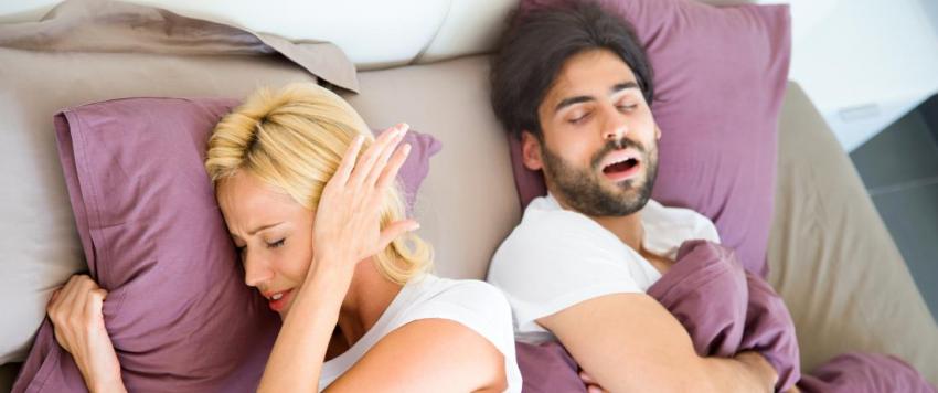 6 نصائح للتعامل مع زوجك الذي يعاني من الشخير أثناء النوم