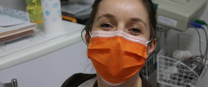 توصي مراكز مراقبة الأمراض بارتداء الأقنعة للأشخاص الذين يخضعون للفحص للتأكد من إصاباتهم، وللمصابين بالفيروس، والطاقم الطبي المعالج وأفراد الأسرة المحيطين بهم.