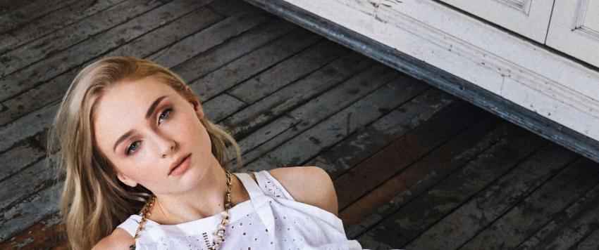 5 إطلالات مريحة وأنيقة لكل حامل مستوحاه من صوفى تيرنر.. شاهدي